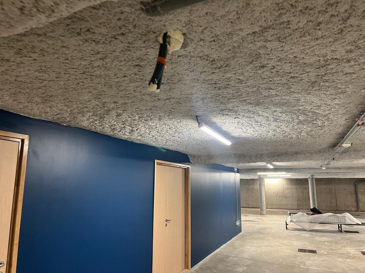 Flocage isolation thermique — Plafond de bureaux
