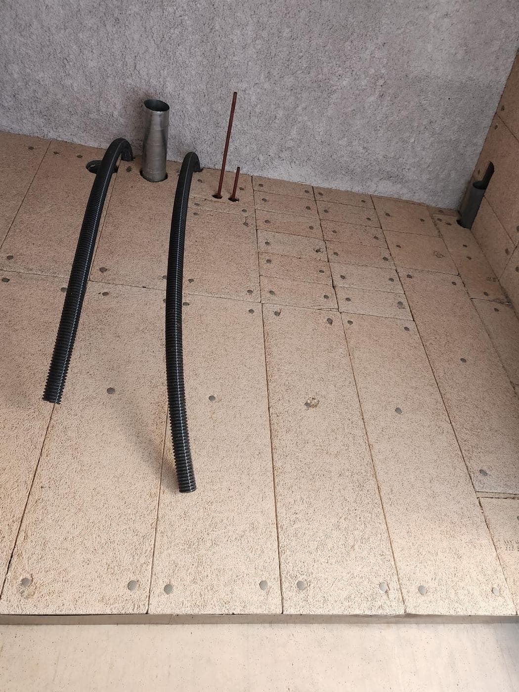 Pose de panneaux isolants verticaux — Passages de réseaux