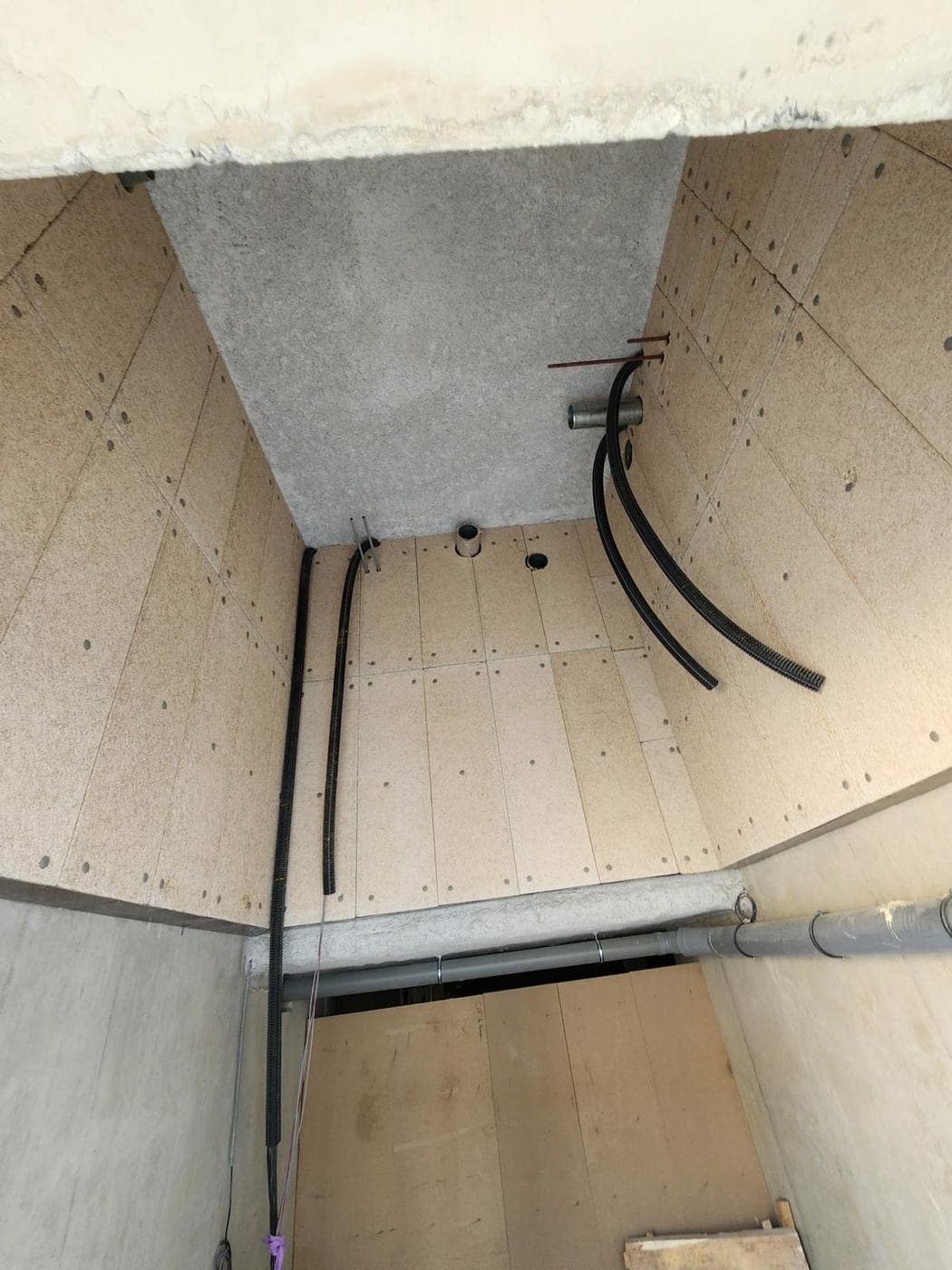 Pose de panneaux isolants verticaux — Angle mur / plafond